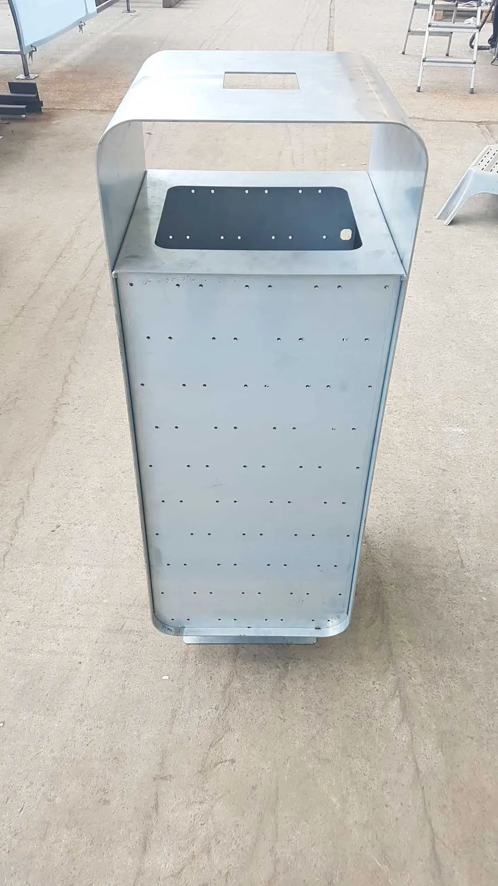 Metal bin