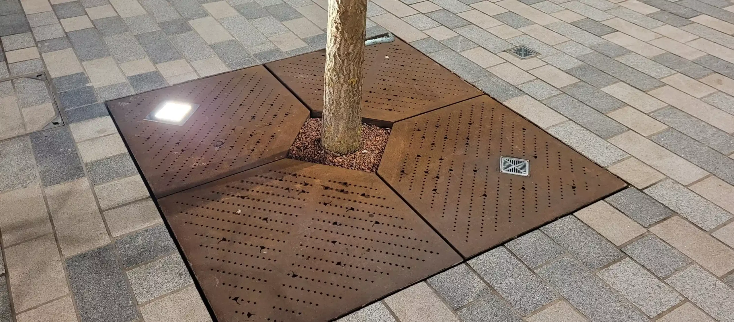 Metal tree cover